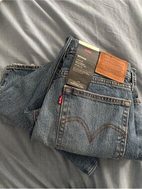 Levi's Wedgie Straight Jeans in Medium Blue Denim